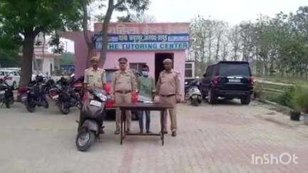 धौलाना: कपूरपुर पुलिस ने चेकिंग के दौरान एक वाहन चोर को किया गिरफ्तार, जिसके कब्जे से चोरी की स्कूटी और अवैध असलहा बरामद