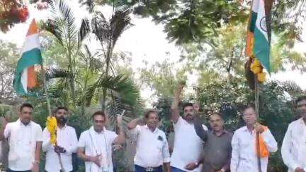 सनावद: डूडगांव में विधायक बिरला ने भाजपा कार्यकर्ताओं के साथ पाकिस्तान को मुंहतोड़ जवाब देने पर तिरंगा लहराया