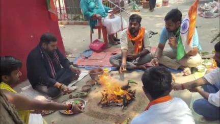 ओबरा: ओबरा के हनुमान मंदिर में सड़क दुर्घटना रोकथाम चैरिटेबल ट्रस्ट के सदस्यों ने सेना के जवानों के लिए पूजा-अर्चना की