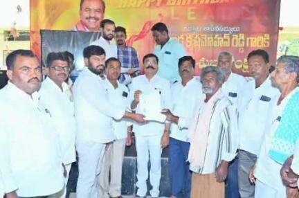 గద్వాల్: మండలంలోని పలు గ్రామాల లబ్ధిదారులకు సీఎం సహాయనిధి చెక్కులు పంపిణీ చేసిన PACS ఉమ్మడి జిల్లా డైరెక్టర్ సుభాన్