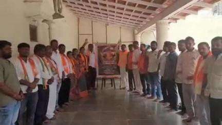 గద్వాల్: పట్టణంలో పాకిస్తాన్ దాడుల్లో అమరుడైన వీర జవాన్ మురళి నాయక్ కు పూలమాలలు వేసి నివాళులు అర్పించిన:బిజెపి పార్టీ నాయకులు