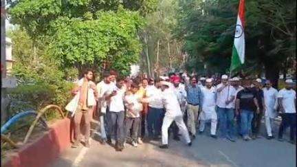 अंबिकापुर: कांग्रेस जिला अध्यक्ष के नेतृत्व में भारत देश की सेना के सम्मान में तिरंगा झंडा यात्रा घड़ी चौक से पैदल मार्च कर गांधी