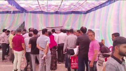 रतलाम नगर: नेशनल लोक अदालत का आयोजन नगर निगम परिसर में हुआ, सर्वर डाउन होने से लगी लंबी कतारें