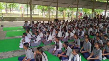 রাজগঞ্জ: মালবাজারের শহরের একটি বেসরকারি উচ্চবিদ্যালয়ে  ছাত্রছাত্রীদের সাইবার অপরাধ ও নিরাপত্তা বিষয়ে সচেতন করলো পুলিস