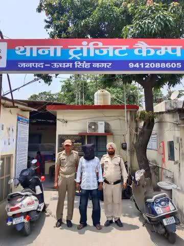 रुद्रपुर: ट्रांजिट कैंप थाना पुलिस ने वर्ष 2023 के मुकदमे में फरार वारंटी को किया गिरफ्तार, न्यायालय में किया पेश