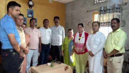 তেজপুৰ: ঠেলামৰাত উপস্থিত হৈ এম.বি.বি.এছ. ডিগ্ৰী লোৱা ঠেলামৰাৰ দুই ছাত্ৰীক সম্বৰ্ধনা বৰছলা সমষ্টিৰ বিধায়ক গনেশ কুমাৰ লিম্বুৰ