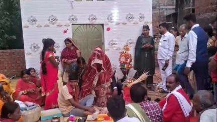 अकबरपुर: पैजना गांव के युवक आनंद ने बिना दहेज के शादी कर समाज में पेश की मिसाल