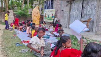 বেলডাঙা ১: মোবাইল মুখি ও স্কুল ছুট শিশুদের নিয়ে শিক্ষার সাথী পাঠশালা শুরু বেলডাঙ্গার ভাবতা এলাকায়