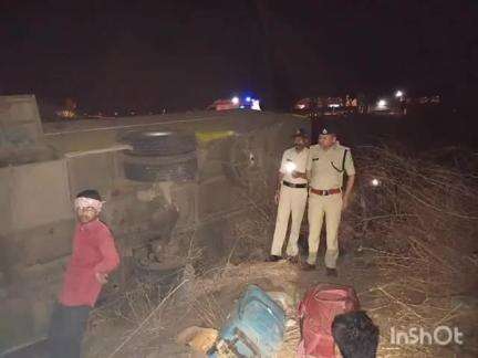 तराना: गांव कनसिया के पास नेशनल हाईवे पर यात्री बस और डंपर की टक्कर में तीन की मौत, 18 घायल