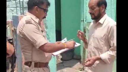 महु पुलिस सैन्य इलाकों के आसपास बनी बस्ती में सुरक्षा चेकिंग कर रही है