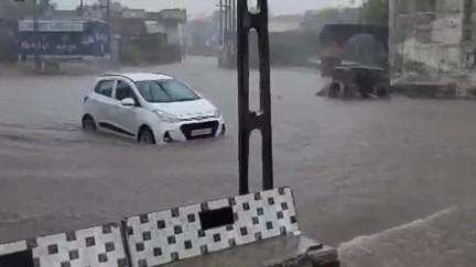 કુતિયાણા: કુતિયાણામાં 2 કલાકમાં ધોધમાર 4 ઇંચ વરસાદ ખાબક્યો, વરસાદને લઈને રોડ રસ્તાઓ થયા પાણી પાણી