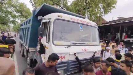 मझगवां: चित्रकूट के ग्राम भोरी में हाईवे पर तेज रफ्तार हाईवा ने स्कूल बस को टक्कर मारी, दो बच्चे घायल, CHC में भर्ती