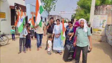 खण्डार: खंडार के खंडेवला में विद्यार्थियों और अभिभावकों ने निकाली तिरंगा यात्रा, देशभक्ति के नारे लगाकर नागरिकों को किया जागरूक