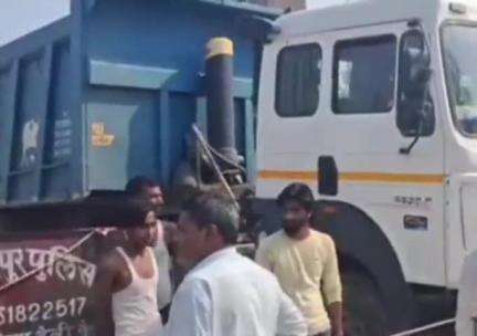 उजियारपुर: सातनपुर में एनएच 28 पर बन रही सड़क की धूल से ग्रामीण परेशान, सड़क जाम कर विरोध प्रदर्शन किया