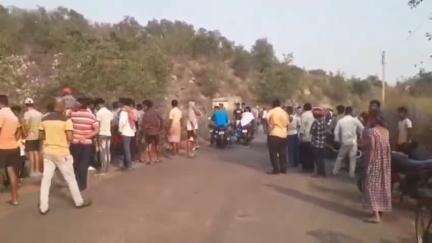 বারাবনী: ডাবর কোলিয়ারির বল্লবপুরে 
বাইক থেকে ছিটকে গিয়ে মৃত্যু একজনের, গুরুত্বর আহত এক ঘটনাস্থলে পুলিশ