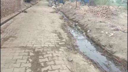 जलेसर: गांव सरानी में साफ सफाई न होने के कारण फैली गंदगी,नालियां हुई चोक,सड़कों पर फैली सिल्ट, ग्रामीण परेशान #Jansamasya