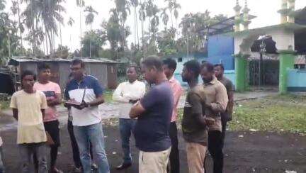 রাজগঞ্জ: জলঢাকা আলতাডাঙ্গা চাবাগানের ম্যানেজারের  হাতে তৃণমূল চাবাগান শ্রমিক ইউনিয়নের ইউনিট কমিটির  তালিকা দেওয়া হল