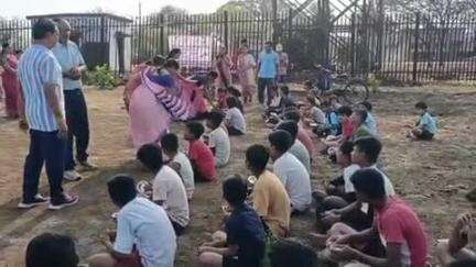 आमला: एसडीएम के मार्गदर्शन में समर कैंप में महिला बाल विकास विभाग ने बच्चों को पौष्टिक लड्डू वितरित किए