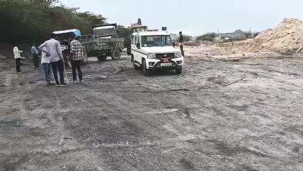 થાનગઢ: અભેપર ગામે સફેદ માટીના ખનન પર પ્રાંત અધિકારીનો દરોડો.