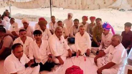 सेड़वा: पूर्व विधायक पदमाराम मेघवाल ने देवाणियो का तला गांव का दौरा किया, आमजन से हुए रूबरू
