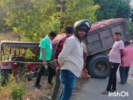 टांडा: अलऊपुर गांव के पास ट्रैक्टर पुल से नीचे उतरा, चक्के की बैरिंग टूटी, ड्राइवर की सूझबूझ से टली बड़ी दुर्घटना