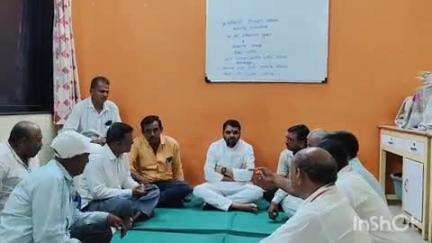 पाचोरा: शहरातील राजीव गांधी काॅलनी येथे क्रांतिकारी शेतकरी संघटनेचे महाराष्ट्र राज्याध्यक्ष रविकांत तुपकर यांची महत्वपूर्ण बैठक