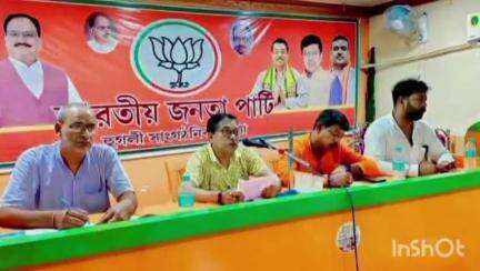 চুঁচুড়া-মগরা: দলীয় কর্মসূচি সফল করতে নেতৃত্বদের সঙ্গে বৈঠক করলেন জেলা সভাপতি এমনই ছবি চুঁচুড়ায়