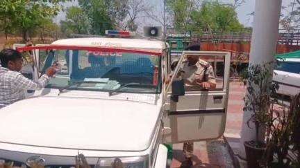 सौसर: मोहगांव थाने के अंतर्गत होटल में पुलिस की दबिश, बिना रजिस्ट्रेशन के चल रहा था ढाबा, शराब परोसी जा रही थी