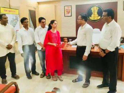 सुकमा: कलेक्टर ने जिले के टॉपर विद्यार्थियों को सम्मानित कर शुभकामनाएं दी