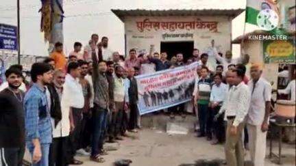 आसीन्द: आसींद बस स्टैंड पर मुस्लिम समाज के लोगों ने भारतीय सेना की हौसला अफजाई की