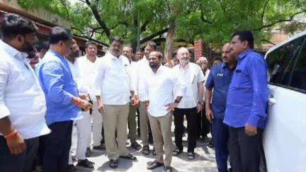 అనంతపురంలో ఆర్డిటి స్వచ్ఛంద సంస్థ డైరెక్టర్ మాంచో ఫెర్రర్ ను కలిసి సమావేశమైన రాష్ట్ర మంత్రులు పయ్యావుల కేశవ్ ,సత్యకుమార్