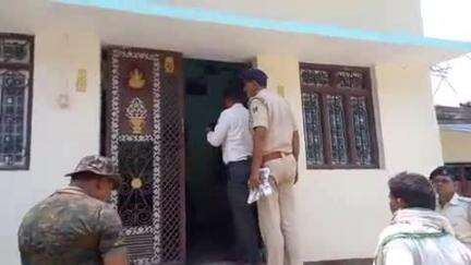 फुलवरिया: सवनही पट्टी गांव में धार्मिक उन्माद फैलाने वाले वीडियो पोस्ट करने पर युवक गिरफ्तार, परिजनों ने घर में तोड़फोड़ का आरोप लगाया