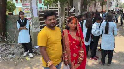 बेंगाबाद: मोतीलेदा से दुल्हन शादी के मंडप से निकलकर सीधे आरके महिला कॉलेज परीक्षा केंद्र पहुंची, पति ने बाहर किया इंतजार