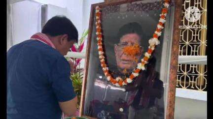 মাৰ্ঘেৰিটা: ডিগবৈৰ আনন্দপাৰাত সদ্য প্ৰয়াত ব্যক্তিৰ বাসগৃহত মৃতকৰ পৰিয়ালক সমবেদনা জ্ঞাপন কৰে ডিগবৈৰ বিধায়ক সুৰেন ফুকনে