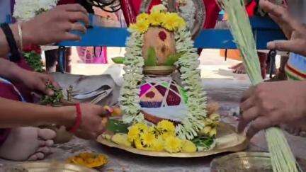 திருவண்ணாமலை: வசந்த உற்சவத்தின் பத்தாம் நாளான இன்று அய்யங்குளத்தில் சுவாமி எழுந்தருளி தீர்த்தவாரி நடைபெற்றது