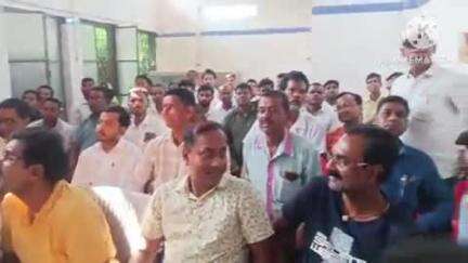 अलौली: प्रखंड सामुदायिक स्वास्थ्य केंद्र में ग्रामीण चिकित्सकों को प्रमाण पत्र वितरित