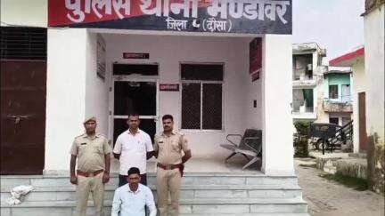 महवा: कोट गांव के बांध की पाल पर अवैध हथियार लेकर घूम रहे एक युवक को मण्डावर पुलिस ने किया गिरफ्तार
