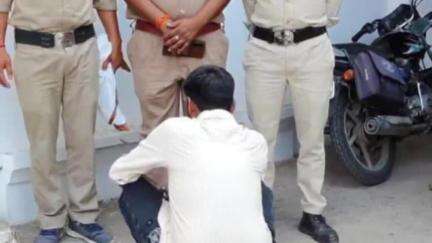 दतिया: हत्या के मामले में फरार 3 हजार रुपये के इनामी आरोपी को गोंदन पुलिस ने केशरी हनुमान मंदिर चिरगांव रोड से गिरफ्तार किया