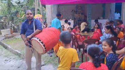 ময়নাগুড়ি: প্রতিবারের ন্যায় এবারও ময়নাগুড়ি দেবীনগর পাড়া ১২নম্বর ওয়ার্ডে পূজিত হচ্ছে মা শীতলা দেবীর পূজা