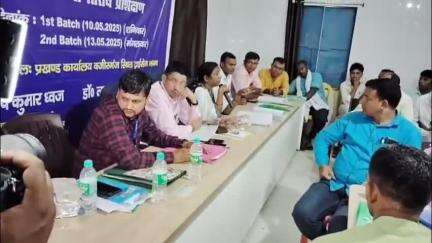 वज़ीरगंज: वजीरगंज प्रखंड मुख्यालय में बीएलओ को शनिवार को एक दिवसीय विशेष प्रशिक्षण दिया गया