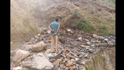 गंगोलीहाट: गंगोलीहाट घाट, पिथौरागढ़ राष्ट्रीय राजमार्ग में मलबा आने से मार्ग हुआ बंद