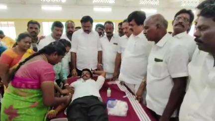 இராஜபாளையம்: ரயில் நிலையம் முன்பு உள்ள தனியார் திருமண மண்டபத்தில் முன்னாள் முதல்வர் எடப்பாடி பழனிச்சாமி அவர்களின் பிறந்தநாளை முன்னிட்டு ரத்ததான முகாம்
