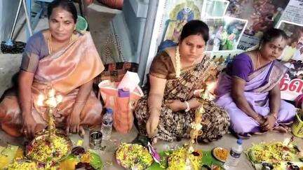 ஆண்டிப்பட்டி: பாப்பம்மாள்புரம் பகவதி அம்மன் கோவிலில் மழை வேண்டி 208 சுமங்கலி, கன்னிப்பெண்கள் குத்து விளக்கு பூஜை செய்தனர்