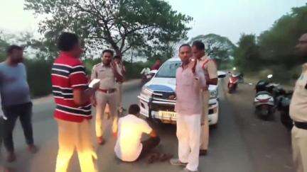 సిర్పూర్ టి: గోశాల నుండి ఎడ్లను తరలిస్తున్నారని కాగజ్నగర్ పట్టణంలో పోలీసు వాహనాలను అడ్డుకున్న బజరంగ్దళ్ కార్యకర్తలు