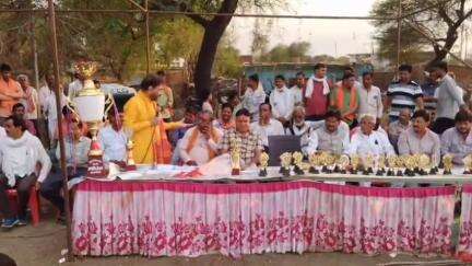 हटा: देवरी में क्रिकेट टूर्नामेंट का फाइनल मुकाबला मुहरई ने जीता, दर्जा केबिनेट मंत्री ने दी विजेता ट्रॉफी