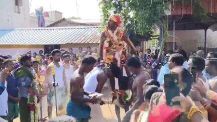 திருப்பத்தூர்: மணமேல்பட்டியில் அந்தரநாச்சி அம்மனுக்கு "பூத்தட்டு பால்குடம்" சுமந்து சென்று பக்தர்கள வழிபாடு