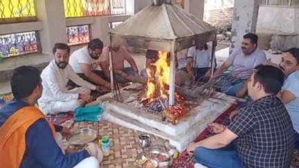 घुमारवीं: घुमारवीं के खाटूश्यामजी मंदिर में भारतीय सेना की खुशहाली और जवानों के परिवारों की सुख-शांति के लिए हवन यज्ञ किया गया