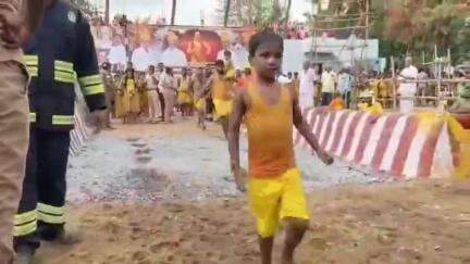 இராஜபாளையம்: புதுப்பாளையம் பெரியமாரியம்மன் கோவில் சித்திரை திருவிழாவில் பூக்குழி திருவிழாவில் 4000 பேர் பூக்குழி இறங்கினர்