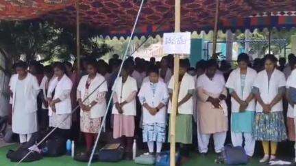 శ్రీకాకుళం: భారత్-పాక్ యుద్ధంలో మృతి చెందిన భారత జవాన్లకు నివాళులర్పించిన శ్రీకాకుళం ఆరోగ్య శాఖ సిబ్బంది #oparationsindhuur