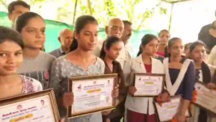 करेली: करेली और तेंदूखेड़ा क्षेत्र के माध्यमिक शिक्षा मंडल की परीक्षा में अच्छे अंक प्राप्त करने वाले छात्र-छात्राओं का सम्मान